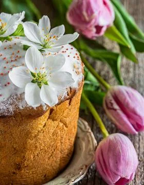Easter egg panettone bread cake background Happy easter spring holiday tulip Stock-Fotos