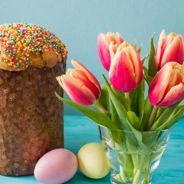 Easter egg panettone bread cake background Happy easter spring holiday tulip Stock-Fotos