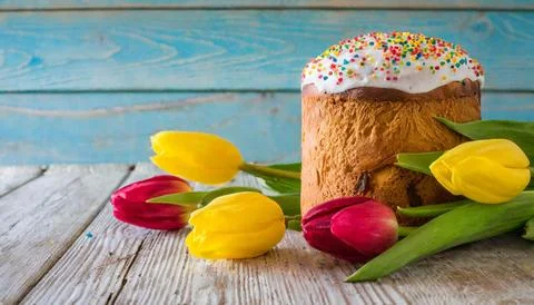 Easter egg panettone bread cake background Happy easter spring holiday tulip Foto stock