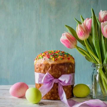 Easter egg panettone bread cake background Happy easter spring holiday tulip Stock-Fotos