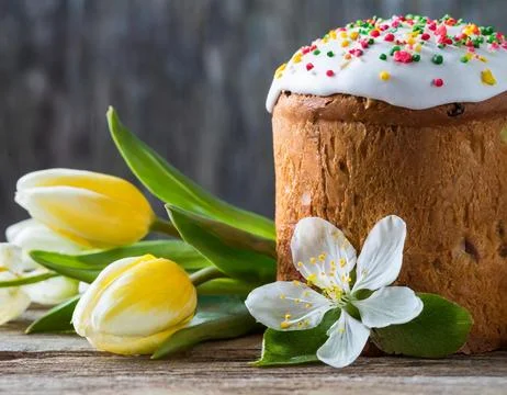 Easter egg panettone bread cake background Happy easter spring holiday tulip Foto stock
