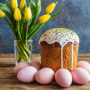 Easter egg panettone bread cake background Happy easter spring holiday tulip Foto stock