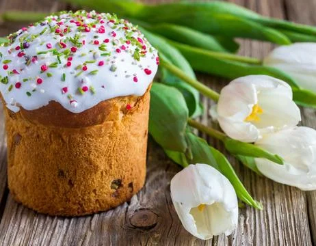 Easter egg panettone bread cake background Happy easter spring holiday tulip Stock-Fotos