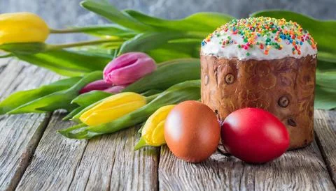 Easter egg panettone bread cake background Happy easter spring holiday tulip Foto stock