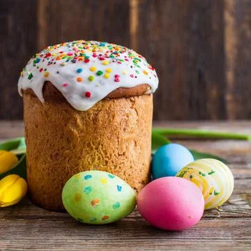 Easter egg panettone bread cake background Happy easter spring holiday tulip Stock-Fotos