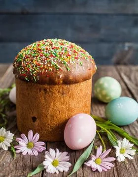 Easter egg panettone bread cake background Happy easter spring holiday tulip Foto stock