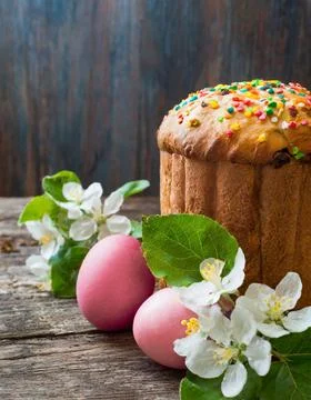 Easter egg panettone bread cake background Happy easter spring holiday tulip Foto stock