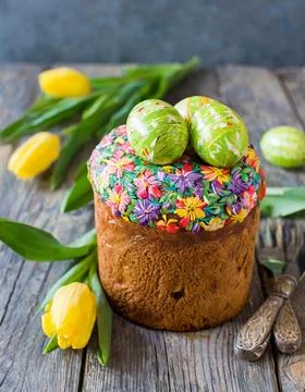 Easter egg panettone bread cake background Happy easter spring holiday tulip Stock-Fotos