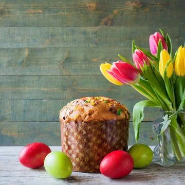 Easter egg panettone bread cake background Happy easter spring holiday tulip Foto stock