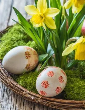 Easter egg panettone bread cake background Happy easter spring holiday tulip Foto stock