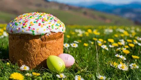 Easter egg panettone bread cake background Happy easter spring holiday tulip Stock-Fotos