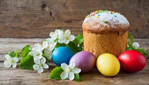 Easter egg panettone bread cake background Happy easter spring holiday tulip Foto stock