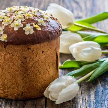 Easter egg panettone bread cake background Happy easter spring holiday tulip Foto stock