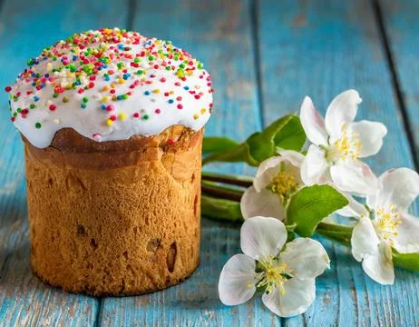 Easter egg panettone bread cake background Happy easter spring holiday tulip Stock-Fotos