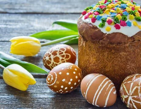 Easter egg panettone bread cake background Happy easter spring holiday tulip Foto stock