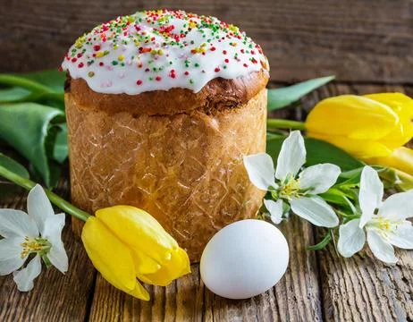 Easter egg panettone bread cake background Happy easter spring holiday tulip Foto stock