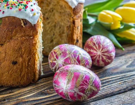 Easter egg panettone bread cake background Happy easter spring holiday tulip Foto stock