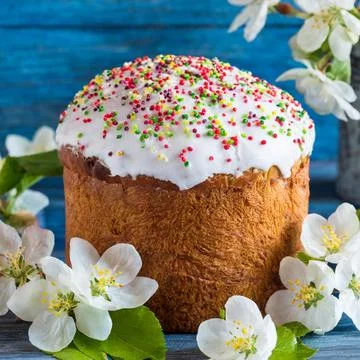 Easter egg panettone bread cake background Happy easter spring holiday tulip Foto stock