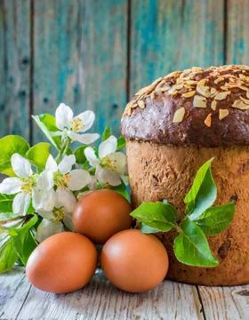 Easter egg panettone bread cake background Happy easter spring holiday tulip Foto stock