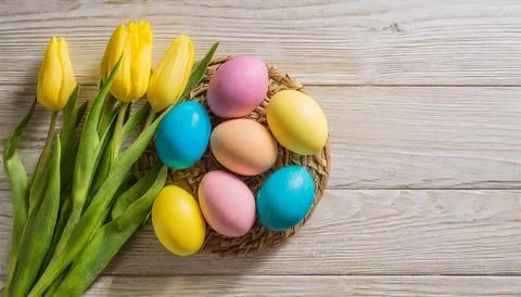 Easter egg panettone bread cake background Happy easter spring holiday tulip Stock-Fotos
