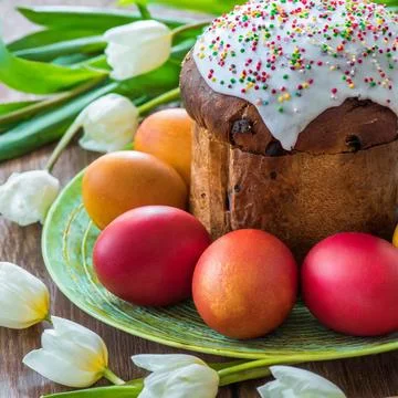 Easter egg panettone bread cake background Happy easter spring holiday tulip Foto stock