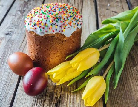 Easter egg panettone bread cake background Happy easter spring holiday tulip Foto stock