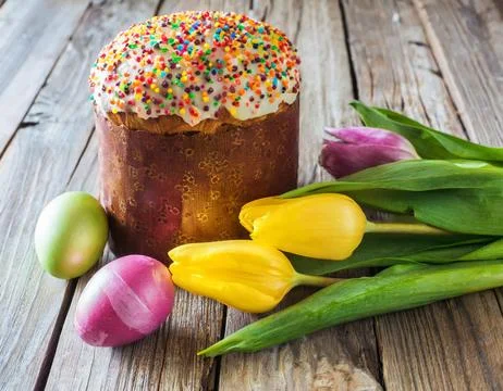 Easter egg panettone bread cake background Happy easter spring holiday tulip Foto stock