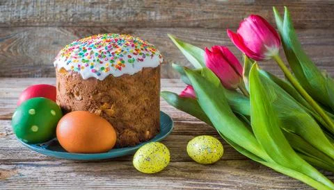 Easter egg panettone bread cake background Happy easter spring holiday tulip Stock-Fotos