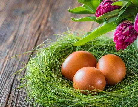 Easter egg panettone bread cake background Happy easter spring holiday tulip Foto stock