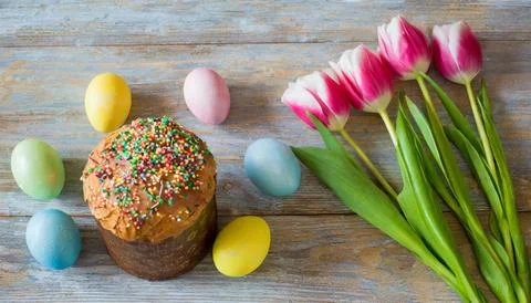 Easter egg panettone bread cake background Happy easter spring holiday tulip Stock-Fotos