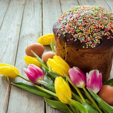 Easter egg panettone bread cake background Happy easter spring holiday tulip Stock-Fotos