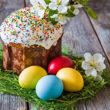 Easter egg panettone bread cake background Happy easter spring holiday tulip Foto stock