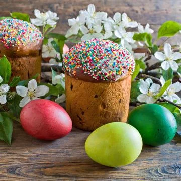 Easter egg panettone bread cake background Happy easter spring holiday tulip Stock-Fotos