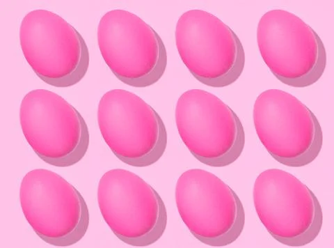 Easter Egg pattern: pink raw chicken eggs on pink background. Top view, healt 스톡 사진