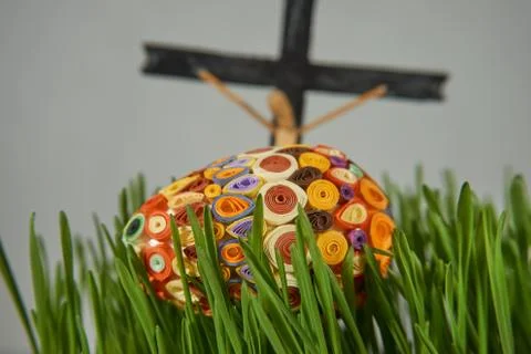 Easter egg placed between frech green wheat germs Foto stock