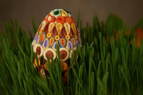 Easter egg placed between frech green wheat germs Foto stock