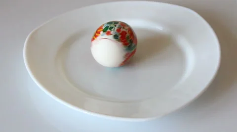 Easter egg on a plate. 스톡 동영상 56944663