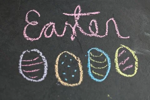 Easter egg shaped chalk drawings and text Foto stock