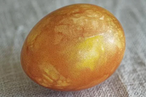 Easter egg stained using dried onion bulb epidermis Foto stock