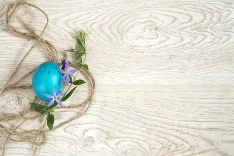 Easter egg, twine and periwinkle on a wooden surface. easter spring flowers.. Stock Photos