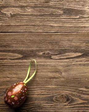 Easter egg on wooden background Fotos de archivo