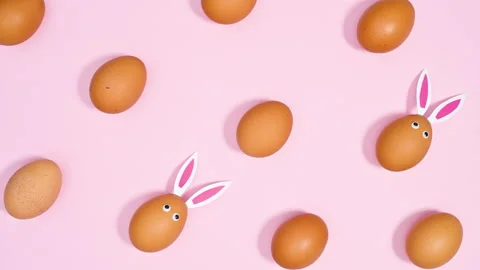 Easter eggs and candies make creative pattern on pink background. Stop motion Stockbeeldmateriaal 171364267