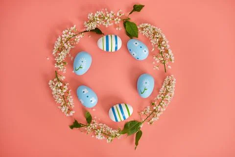 Easter eggs and cherry branches in the shape of a circle on a pink background Foto stock
