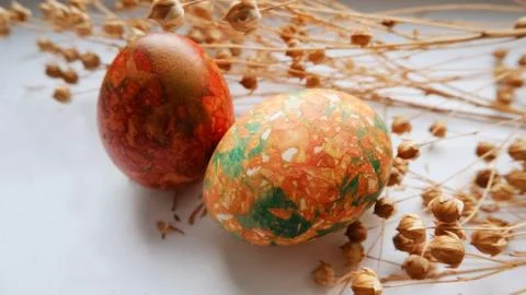 Easter eggs and dried grass Foto stock