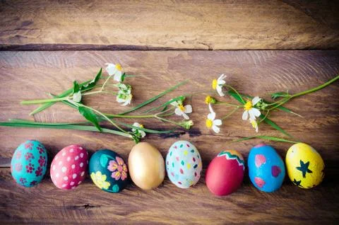 Easter eggs and flowers placed on a wooden floor. Foto stock