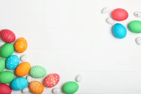 Easter eggs and flowers on the table top view. Stockfoto's