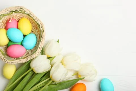 Easter eggs and flowers on the table top view. Stock-Fotos