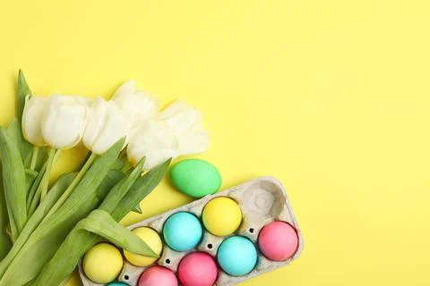 Easter eggs and flowers on the table top view. Stockfoto's