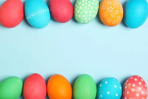 Easter eggs and flowers on the table top view. Stockfoto's