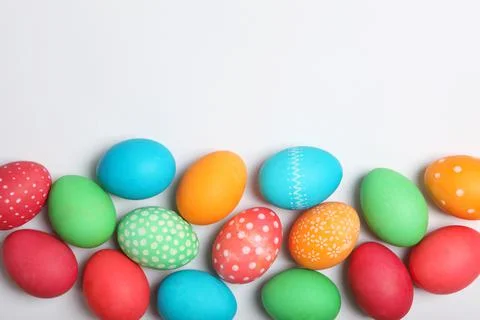 Easter eggs and flowers on the table top view. Fotos Stock